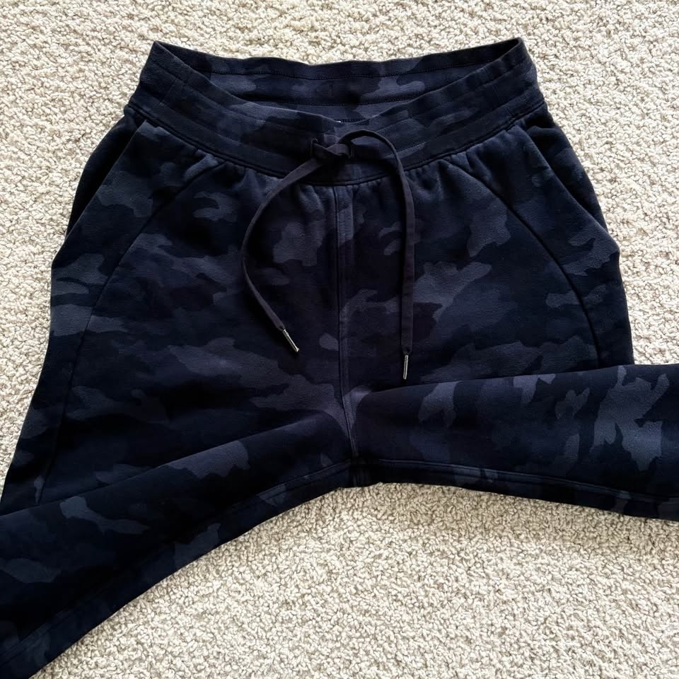 Lululemon Size 8 Scuba Jogger Fleece 28" Heritage 365 Camo - photo 3