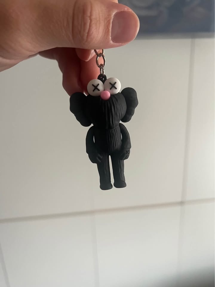 Kaws keychains - photo 2