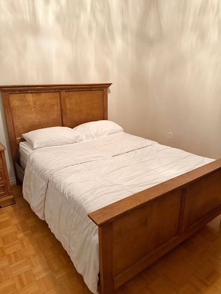 Solid wood bedroom furniture set