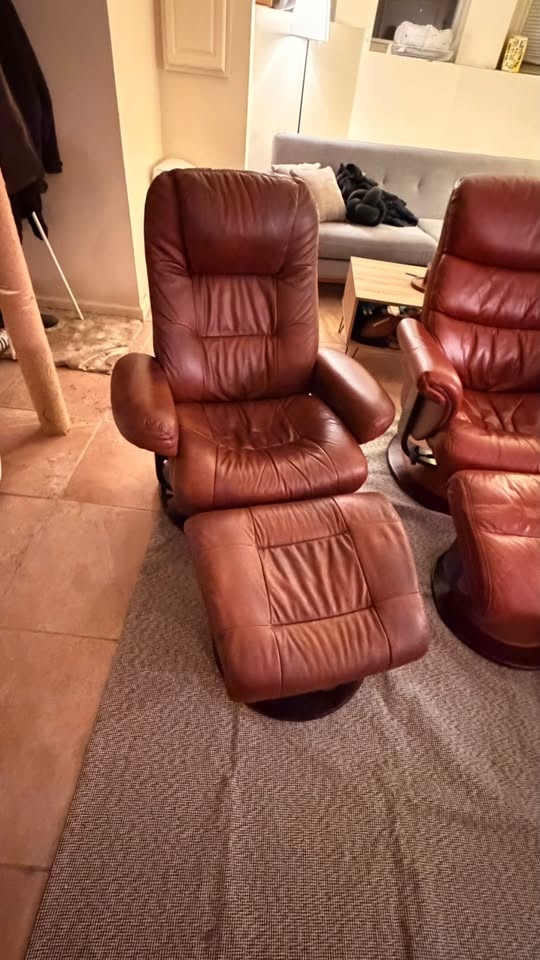 2 High Quality Leather Chairs with Footrest - NEED OUT BY 3/22 - photo 5