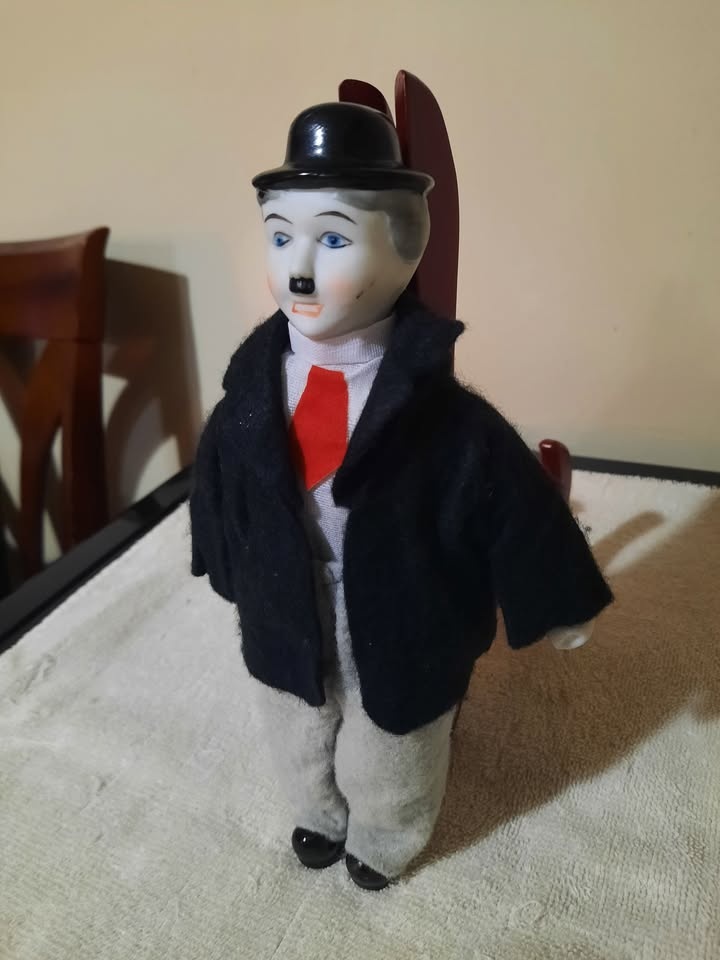 Vintage Porcelain 9" Hardy Doll - photo 2