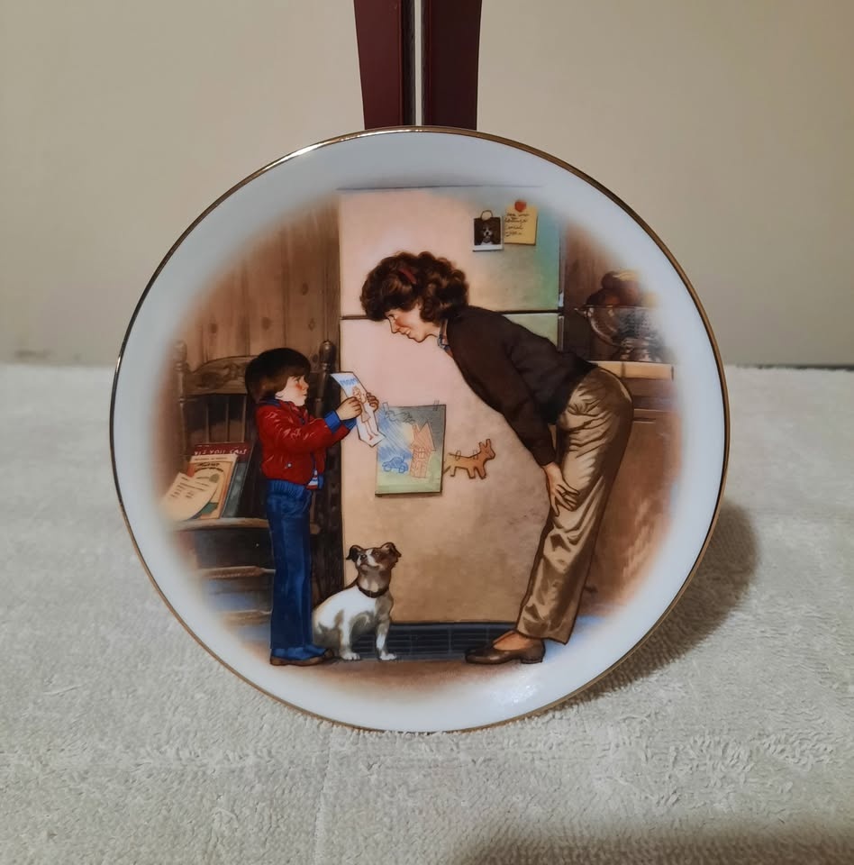 Vintage Avon Mother's Day 1985 +1982 Mini Collector Plates - photo 3
