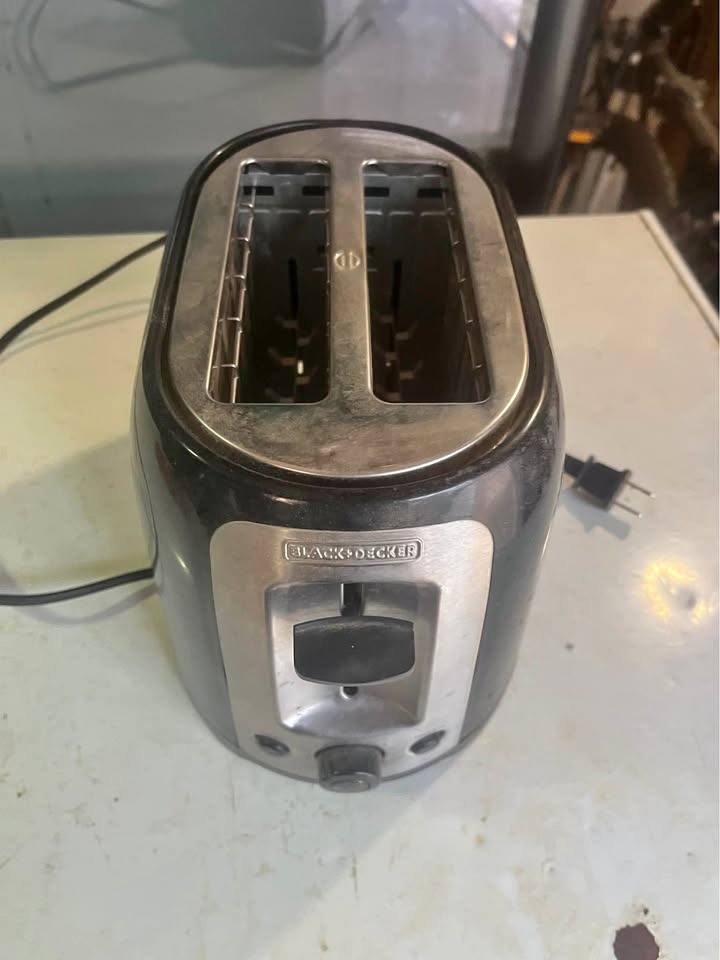 BLACK+DECKER 2-Slice Toaster $15