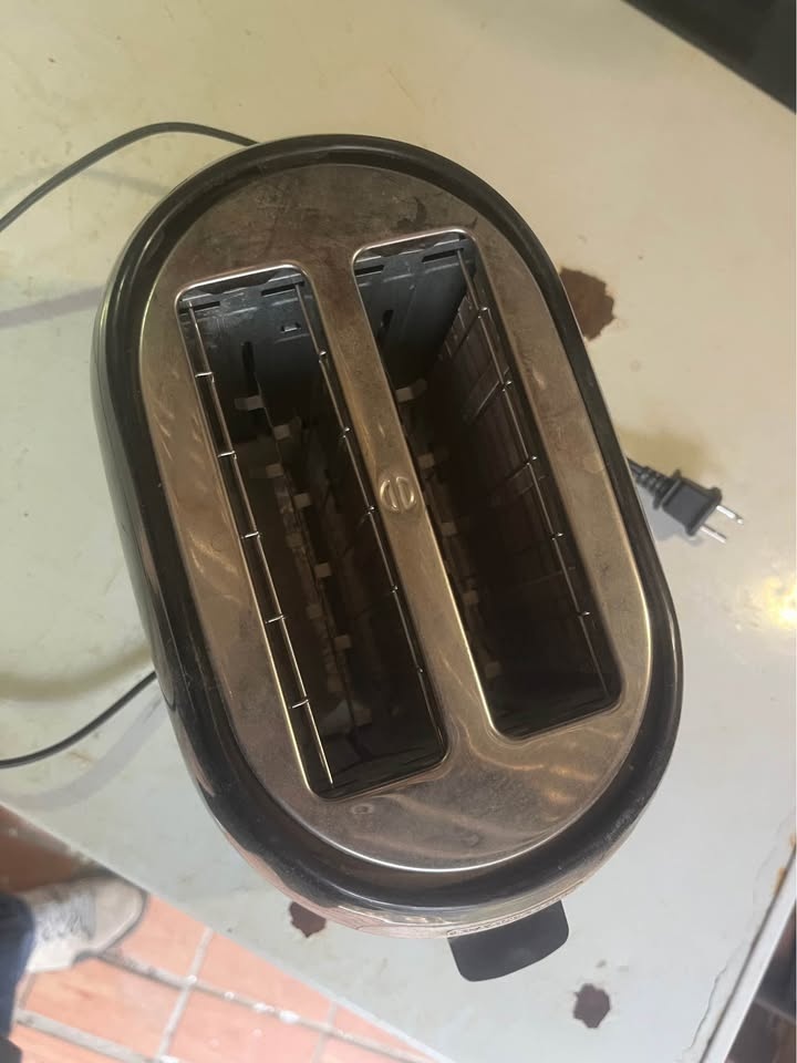 BLACK+DECKER 2-Slice Toaster $15 - photo 2