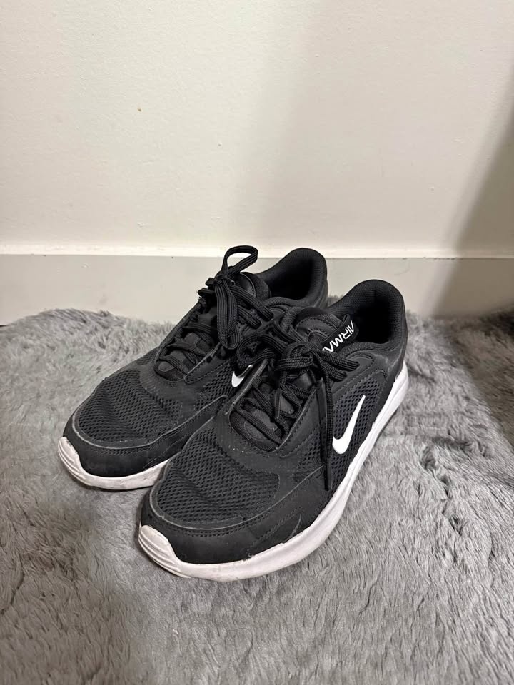 Nike black shoes 9.5