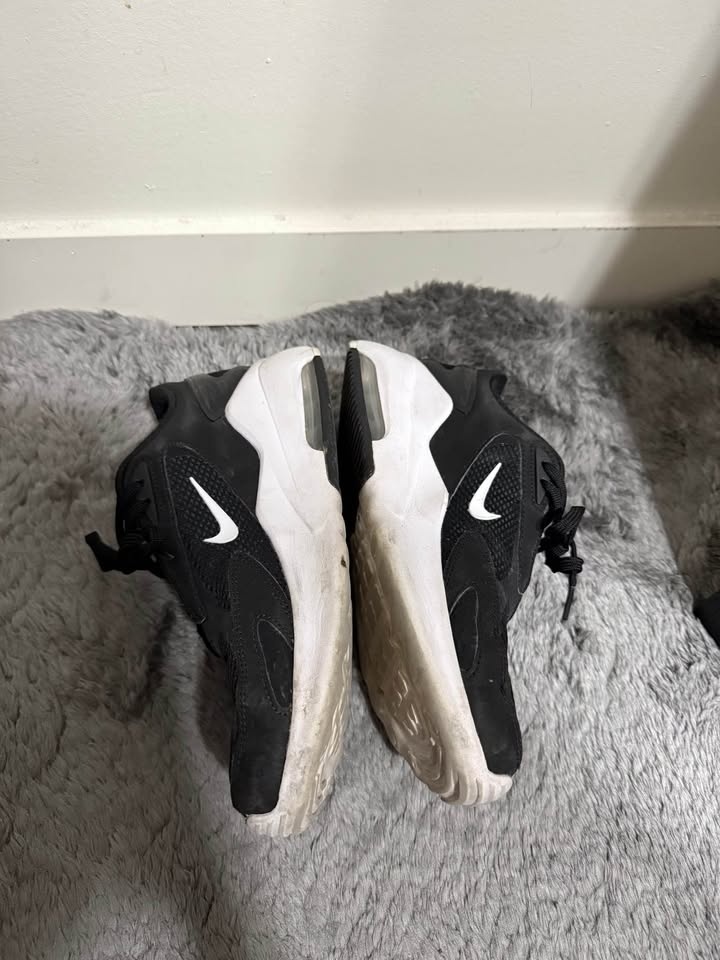 Nike black shoes 9.5 - photo 3