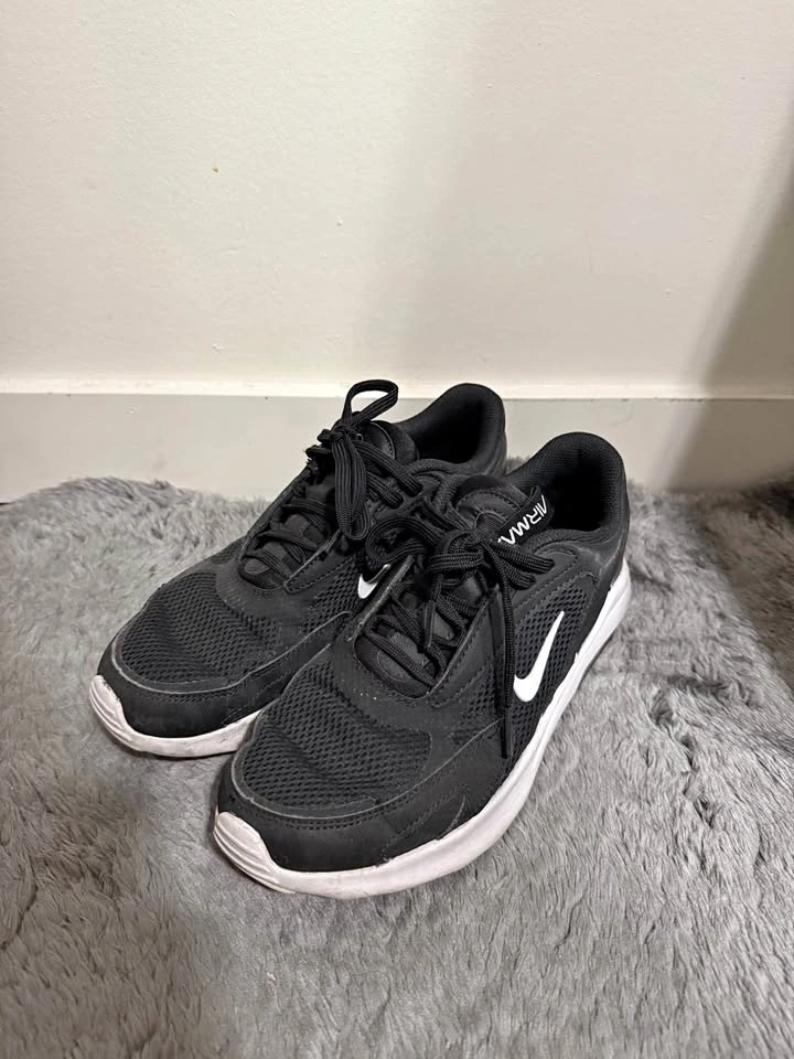 Nike black shoes 9.5