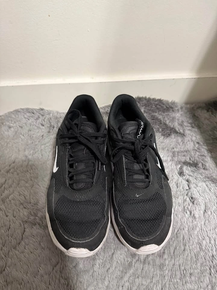 Nike black shoes 9.5 - photo 2
