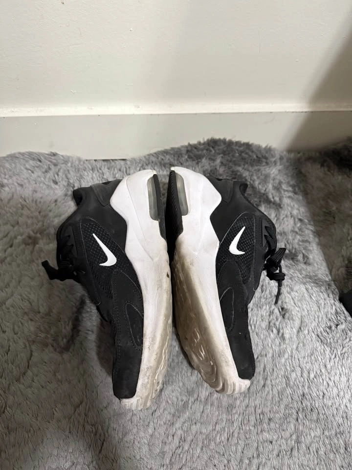Nike black shoes 9.5 - photo 3