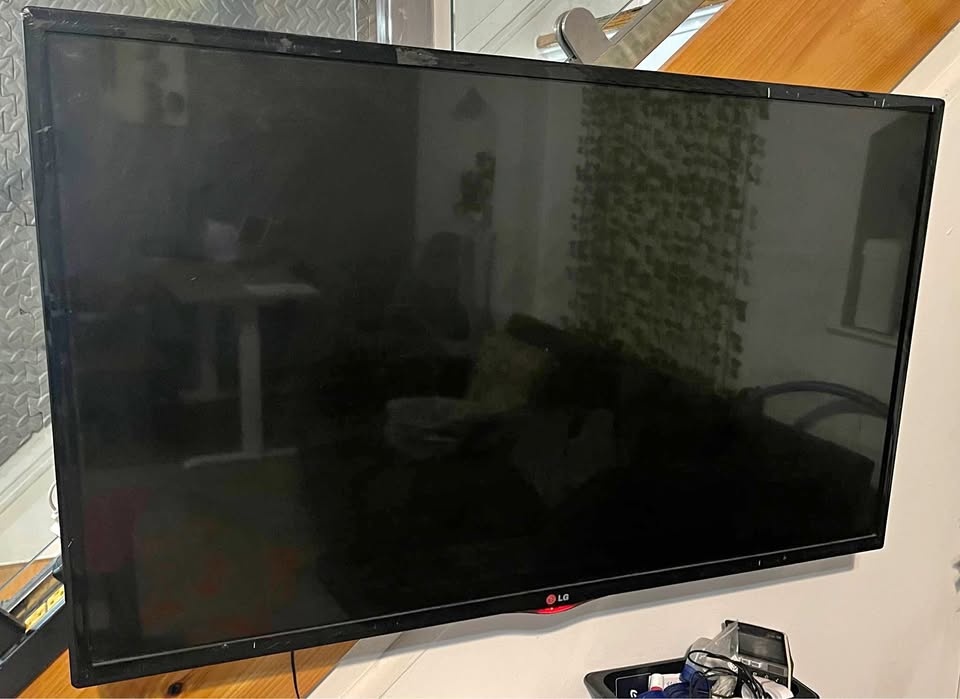 42 inch LG TV $39 with Wall/Ceiling Mount Bracket $74