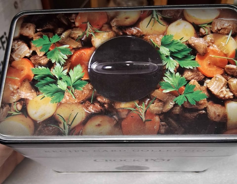 Crockpot Recipe Card Collection in a Tin Box - photo 2