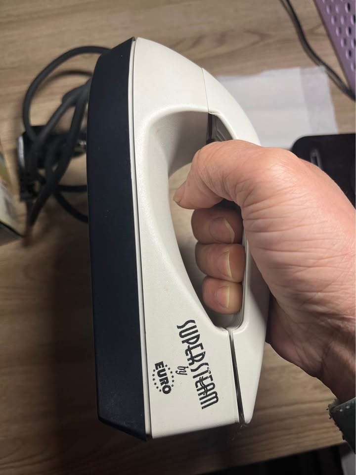 Travel steam iron, light weight. Almost new. - photo 2