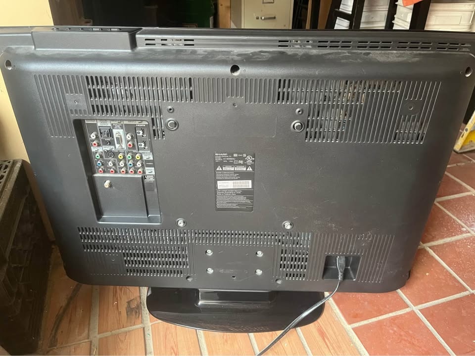 TV sharp 32inch for $29 with Wall/Ceiling Mount Bracket $59 - photo 2