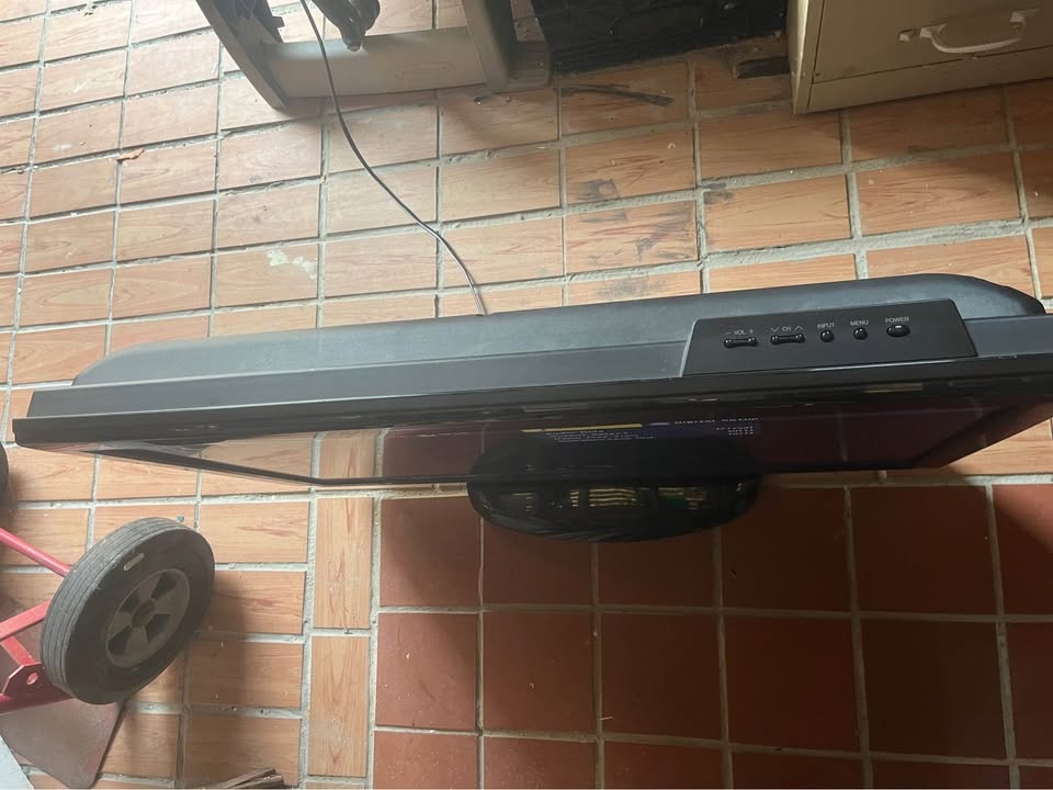 TV sharp 32inch for $29 with Wall/Ceiling Mount Bracket $59 - photo 3