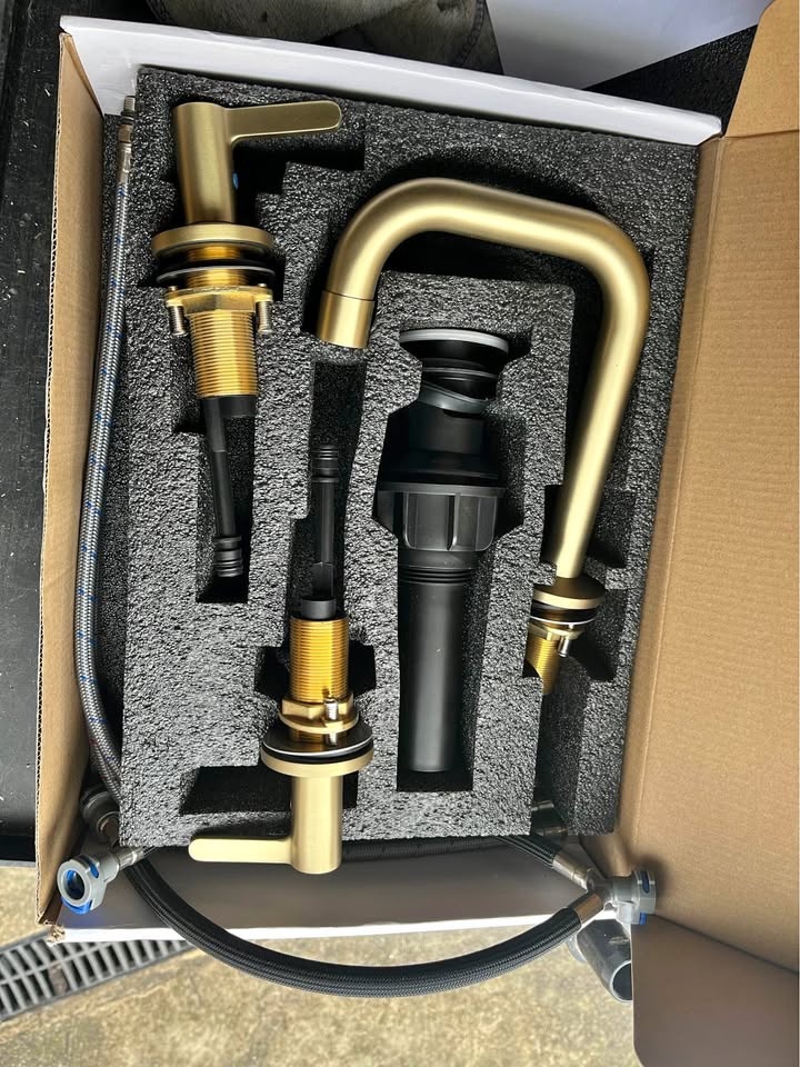 Brand new Bathroom Faucet 3 Hole, Brushed Gold Sink Faucet