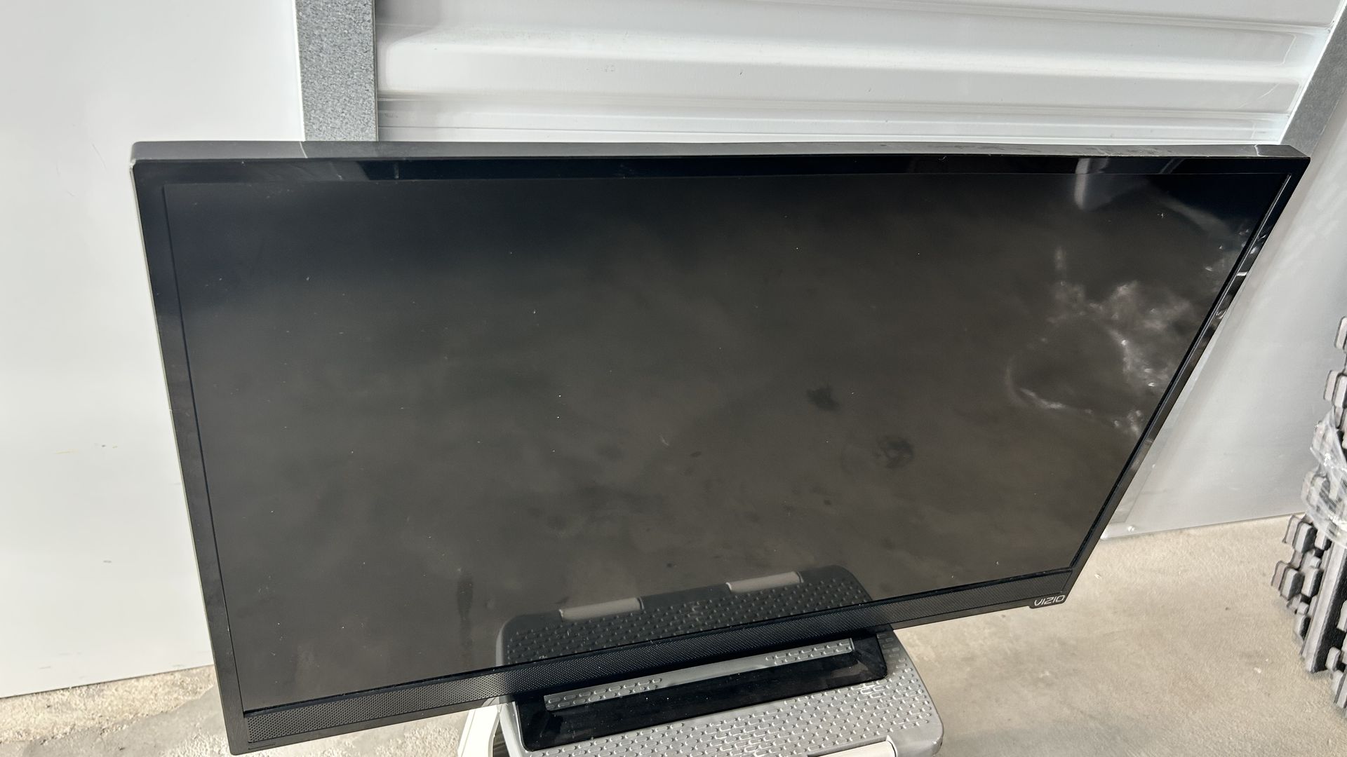 36" Flat TV & 20" TV Bundle - photo 4