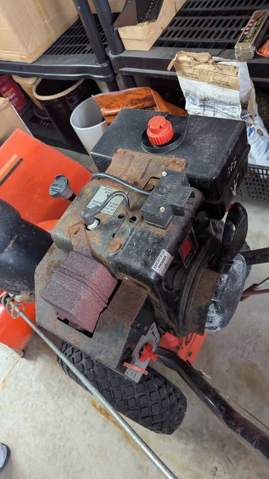 Mastercraft Two Stage Snowblower 8hp 24" - photo 3