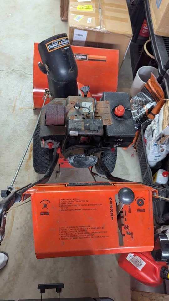 Mastercraft Two Stage Snowblower 8hp 24" - photo 4