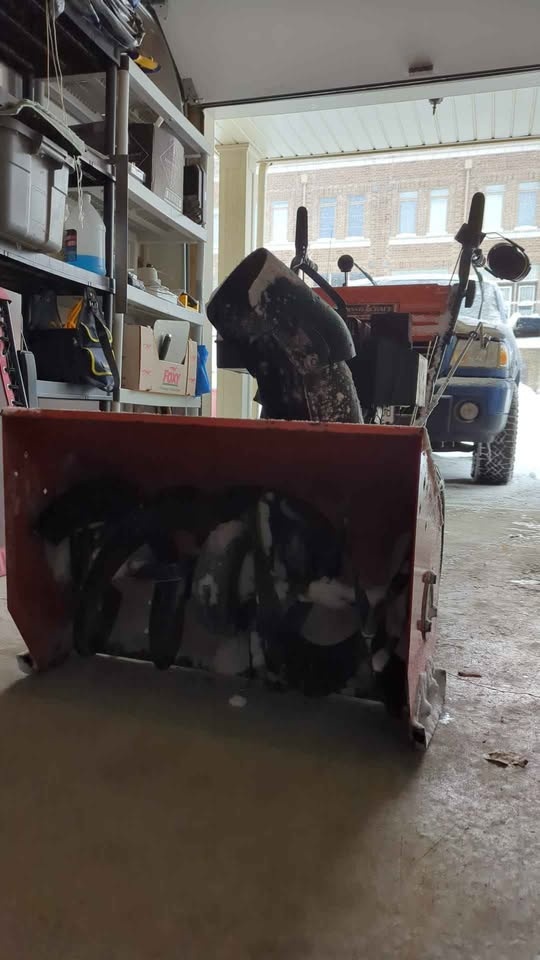 Mastercraft Two Stage Snowblower 8hp 24" - photo 5