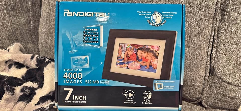 Pandigital Panimage PI7002AWB 7-Inch LED Digital Picture Frame (