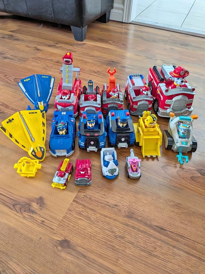 Huge lot of Paw patrol vehicles and figurine set