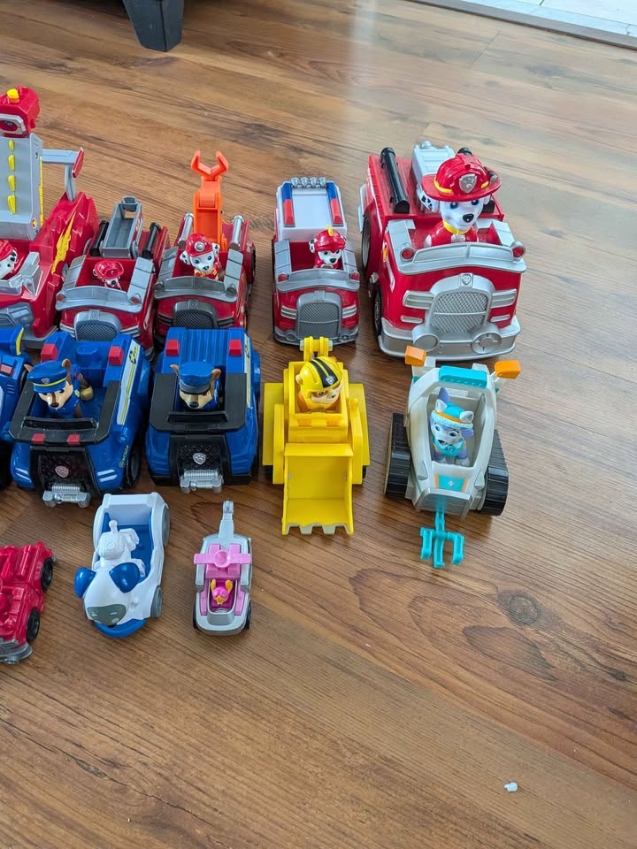 Huge lot of Paw patrol vehicles and figurine set - photo 3