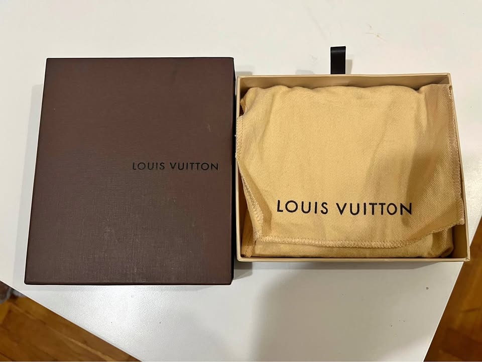 LOUIS VUITTON Man Authentic Slender Wallet
