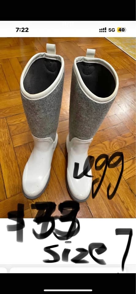 Woman UGG Authentic boots size 7