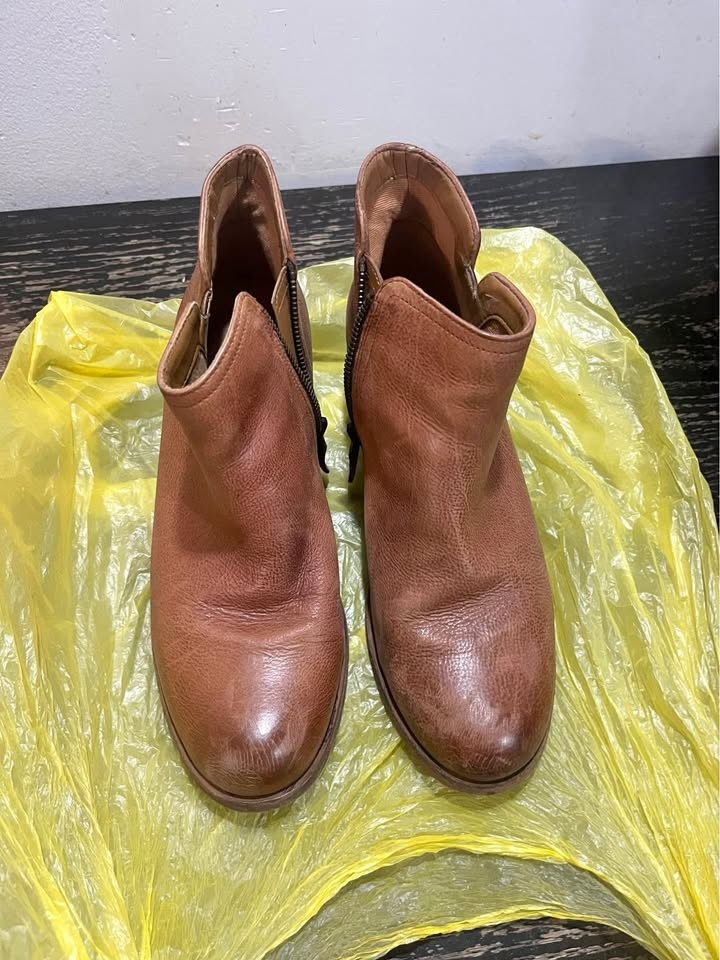 Woman Clarks Authentic Boots Size 7