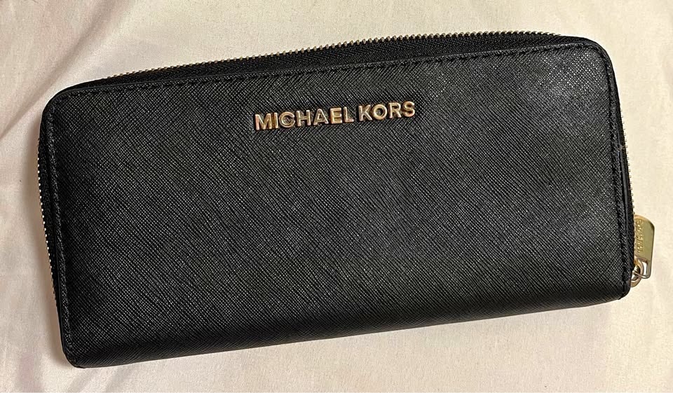 Barely used . Jet Set Saffiano Leather Michael Kors wallet.