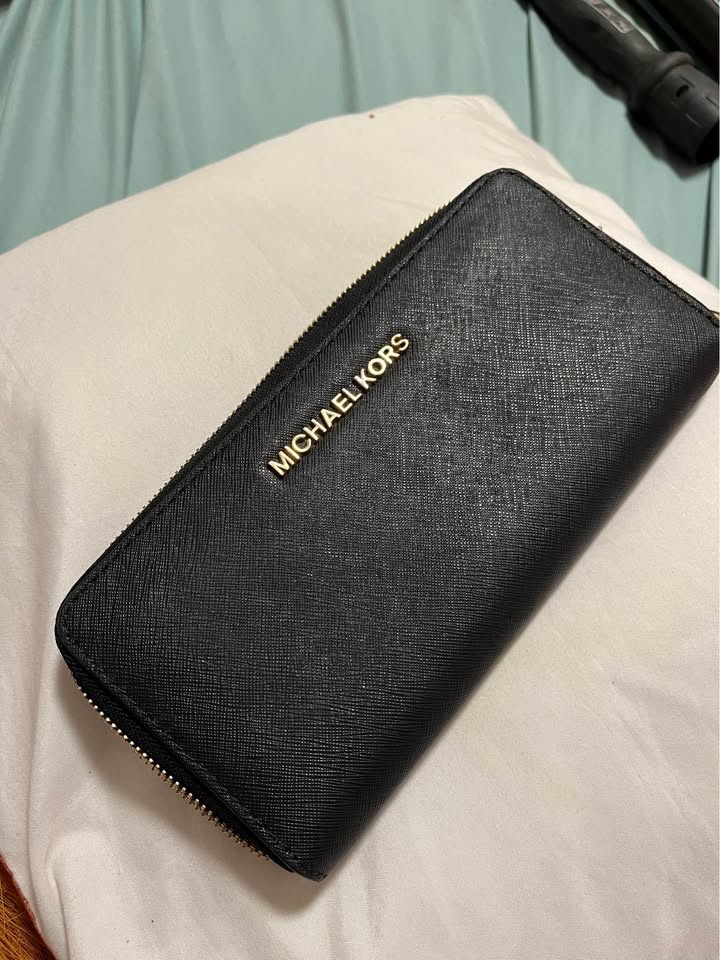 Barely used . Jet Set Saffiano Leather Michael Kors wallet. - photo 2