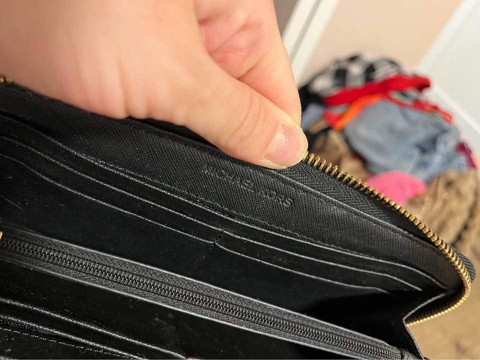 Barely used . Jet Set Saffiano Leather Michael Kors wallet. - photo 5