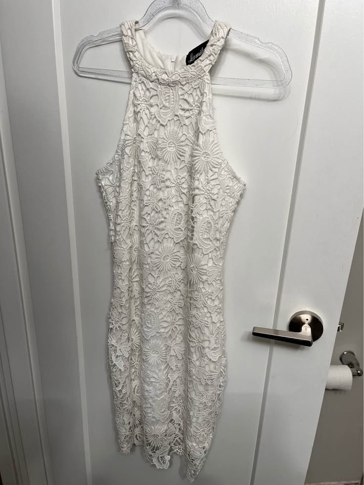 Only worn once. Xs floral lace dress