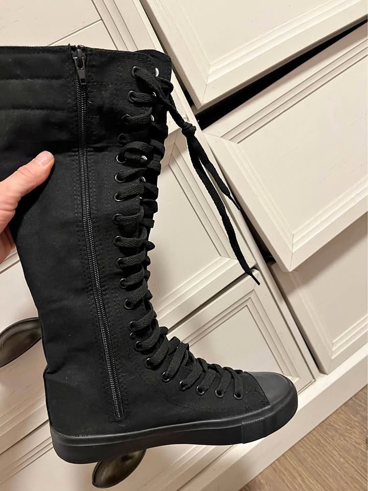 NEW/unworn size 7.5