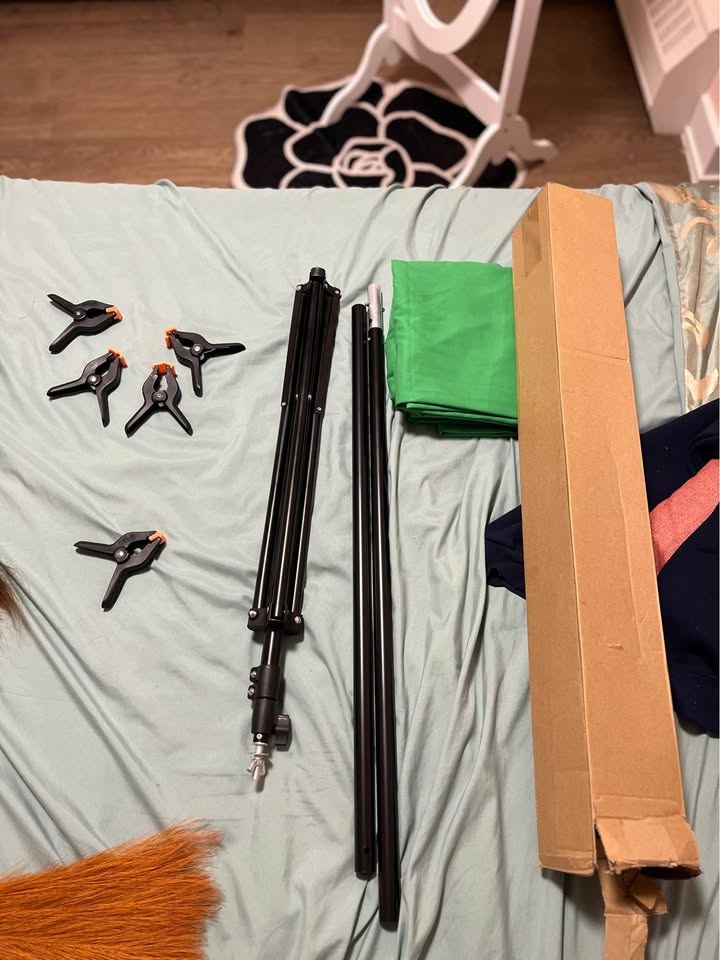 Green screen with stand/tripod, clamps. In box. - photo 4