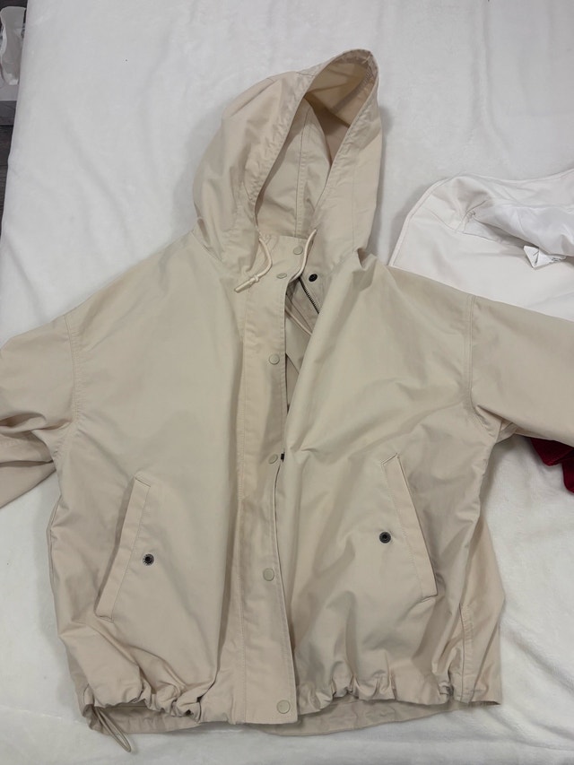 Uniqlo cream wind breaker Size L