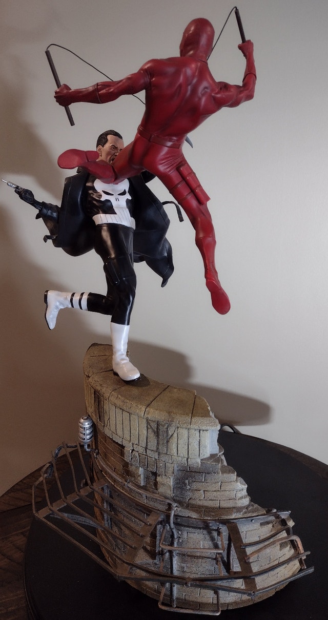 Marvel Rare The Punisher VS Daredevil Diorama Tall Base Statue! - photo 2