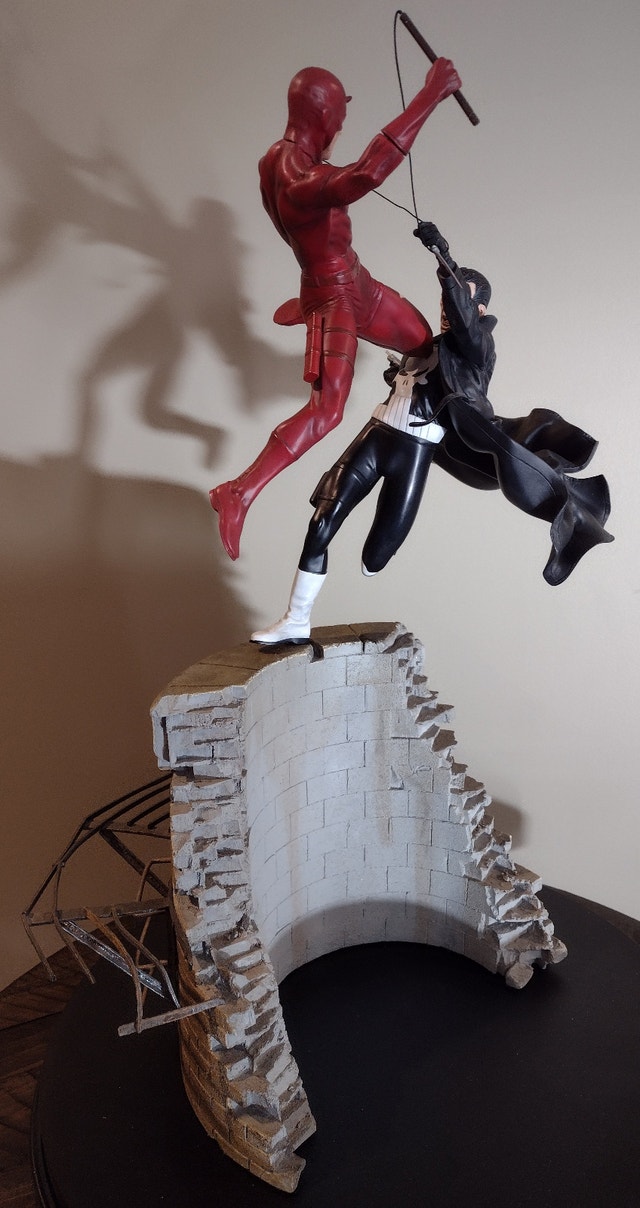 Marvel Rare The Punisher VS Daredevil Diorama Tall Base Statue! - photo 3