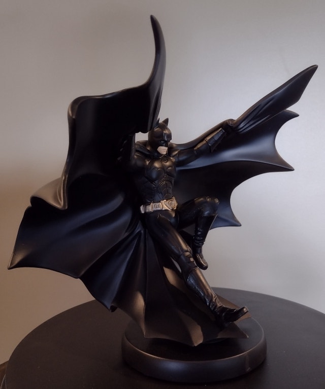 DC Batman Begins in flight Statue - photo 3
