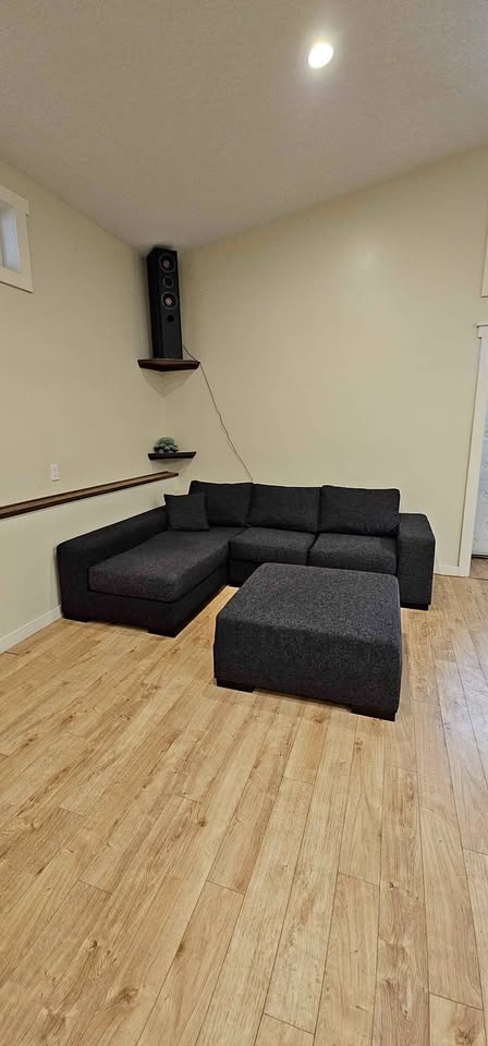 Sectional w/Ottoman