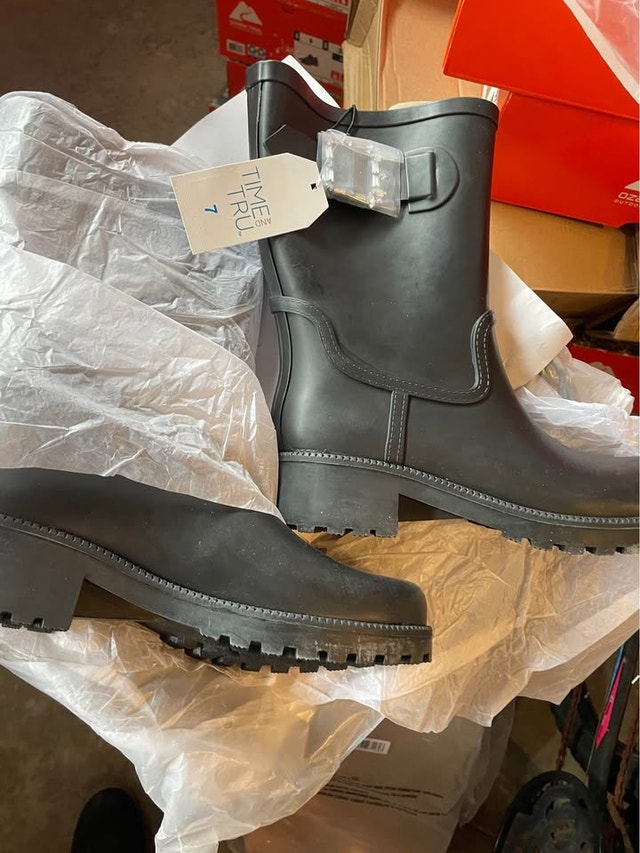 Women's New Size 7 Rain Boots - photo 2