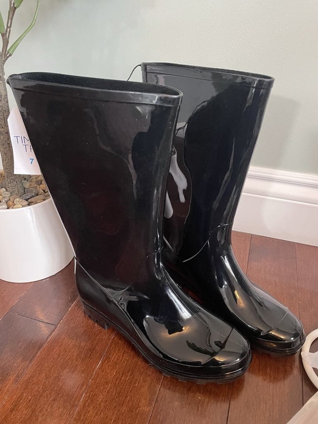 Women's New Rain Boots (Size 7) - photo 2