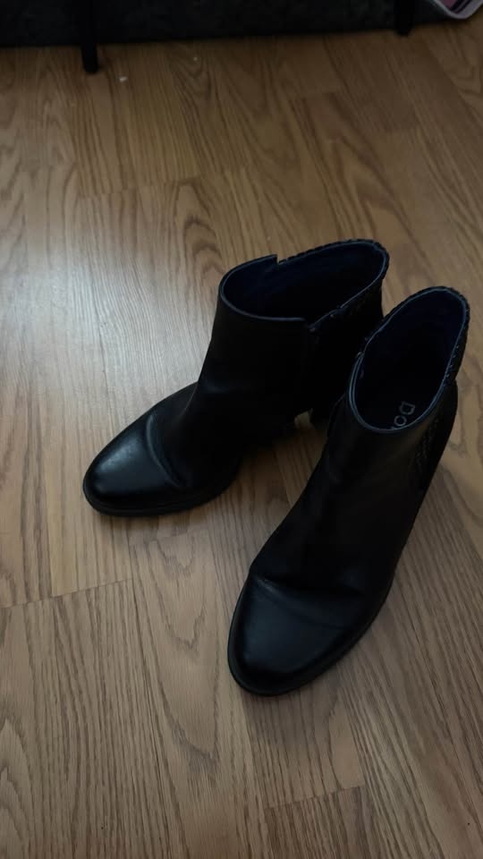 Dorking Ankle Boots - size 7 - photo 2