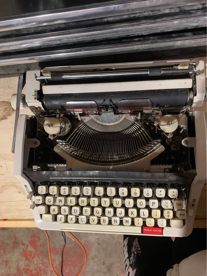 Vintage Typewriter - photo 2