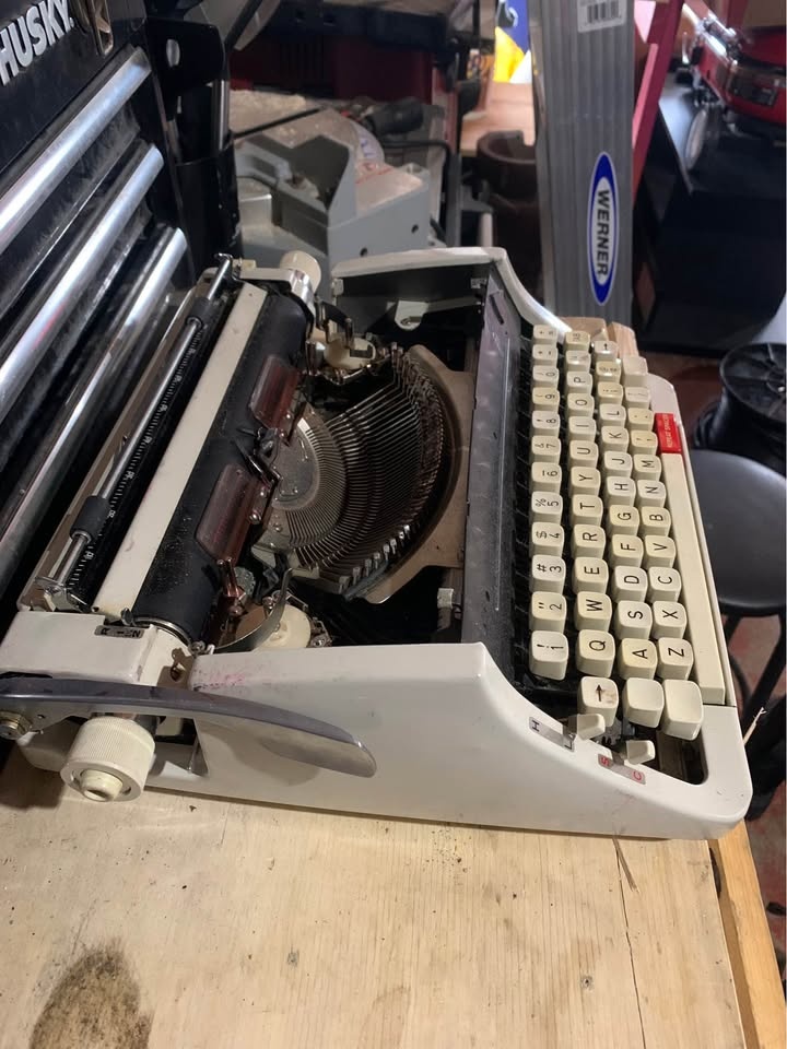 Vintage Typewriter - photo 3