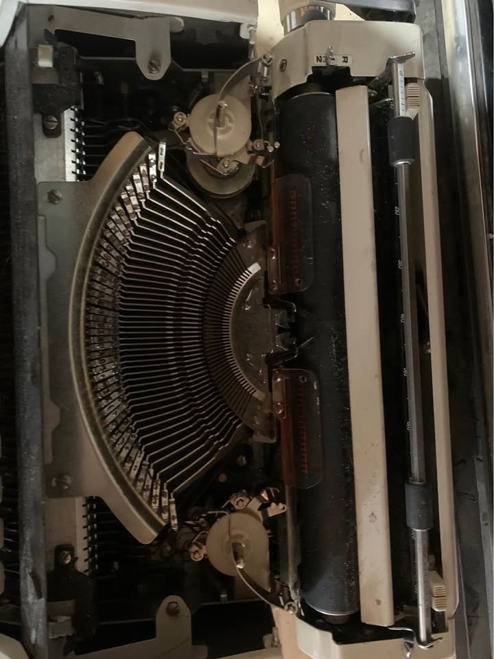 Vintage Typewriter - photo 4
