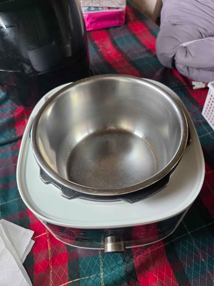 Midea 6L Electric Pressure Cooker – Excellent Condition - photo 4