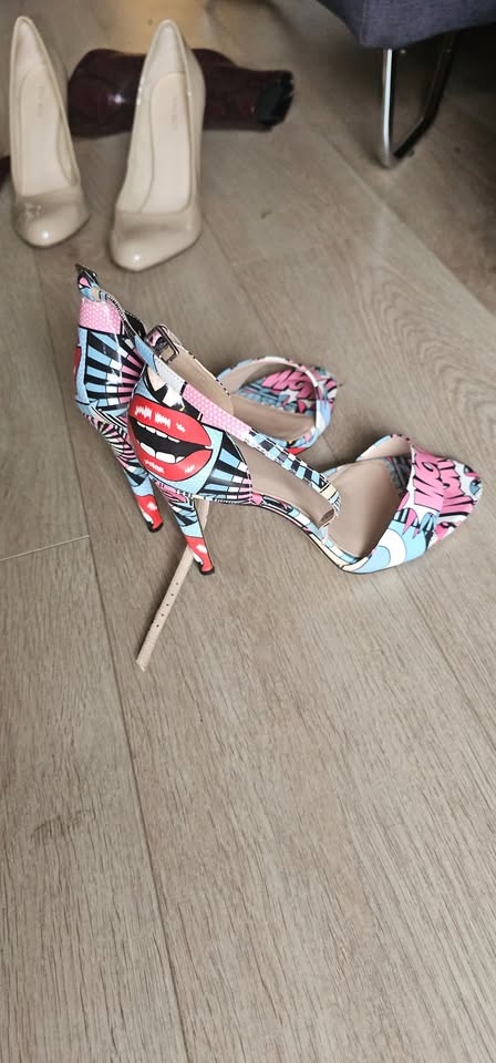 Comic strip shoes US Size 11 - photo 3