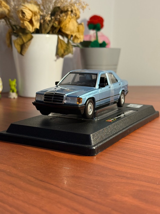 1:24 Bburago Mercedes-Benz 190E Diecast Model Car (New in Box)