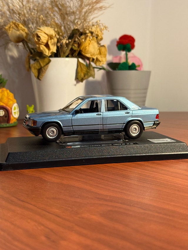 1:24 Bburago Mercedes-Benz 190E Diecast Model Car (New in Box) - photo 2